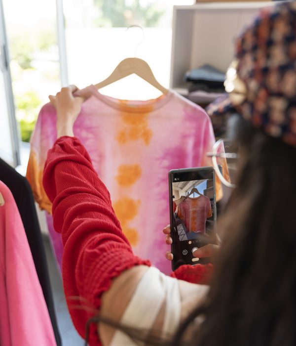 vista-lateral-mujer-mirando-ropa